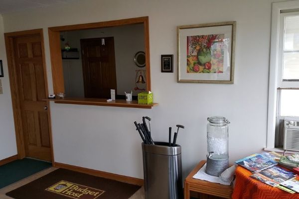 Budget Host Inn (Detroit Lakes)